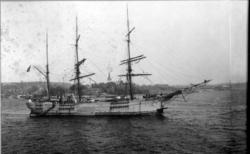 Hvalkokeriet FIGARO i Larvik havn, med Tollerodden og Larvik