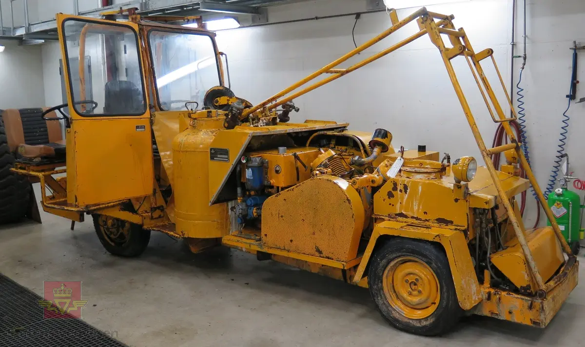 To-akslet hjulgående maskin med delvis åpen førerplass. Maskina har en 4-sylindret bensindrevet Volkswagen 1600 ccm motor av typen 126A med en effekt på 36 din hk ved 2600 omdreininger. Motornummer er 126.055909. Motoren er krafkilde både for fremdrift og sprøytekompressor. Fremdriften er trinnløs hydrostatisk (hydraulisk). Girkassen er en Getrag BY Nr. 27709. Kompressoren er av fabrikat Ingersoll Rand, type 3, modell 71T som gir 1700 liter luft i minuttet. Tre sprøytepistoler av typen 10-40. To malingsbeholdere som hver rommer 200 liter. Maskinen betjenes av to personer. Maskinen har utstyr for kantmerking og midtmerking og maskina har styring på bakhjulene og drift på framhulene. Maskinen har to trafikkskilt påskrudd på taket.