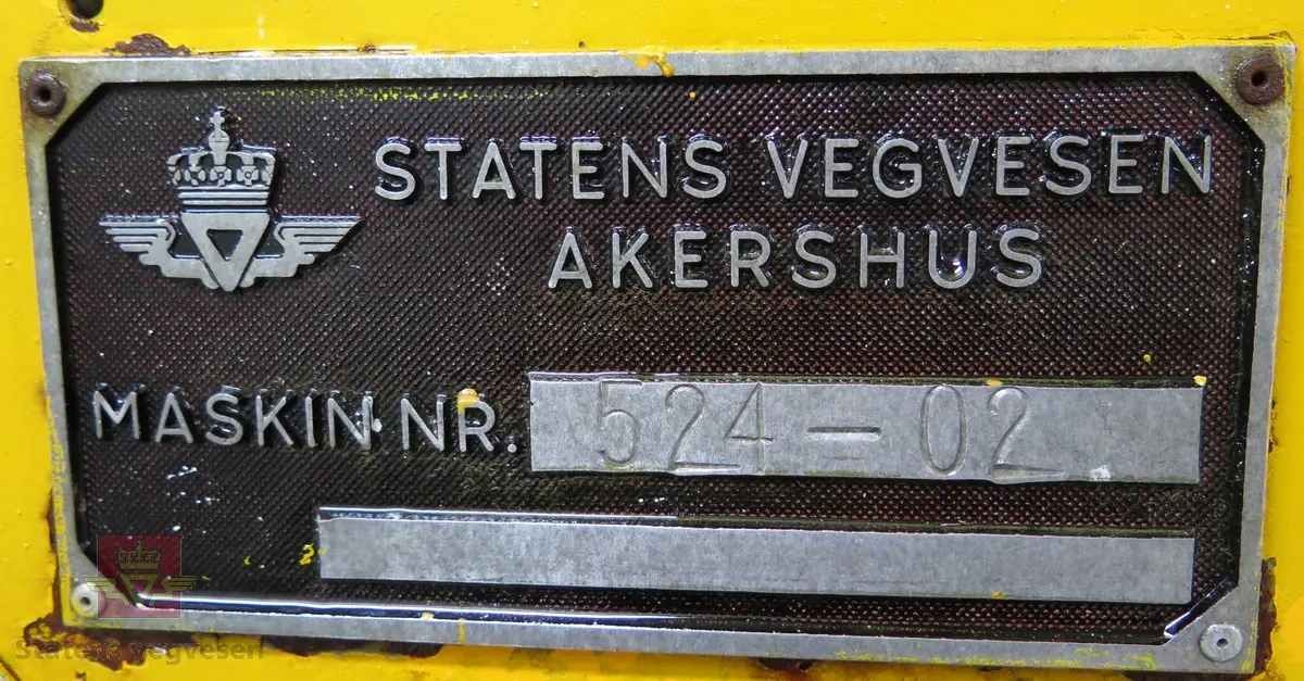 To-akslet hjulgående maskin med delvis åpen førerplass. Maskina har en 4-sylindret bensindrevet Volkswagen 1600 ccm motor av typen 126A med en effekt på 36 din hk ved 2600 omdreininger. Motornummer er 126.055909. Motoren er krafkilde både for fremdrift og sprøytekompressor. Fremdriften er trinnløs hydrostatisk (hydraulisk). Girkassen er en Getrag BY Nr. 27709. Kompressoren er av fabrikat Ingersoll Rand, type 3, modell 71T som gir 1700 liter luft i minuttet. Tre sprøytepistoler av typen 10-40. To malingsbeholdere som hver rommer 200 liter. Maskinen betjenes av to personer. Maskinen har utstyr for kantmerking og midtmerking og maskina har styring på bakhjulene og drift på framhulene. Maskinen har to trafikkskilt påskrudd på taket.