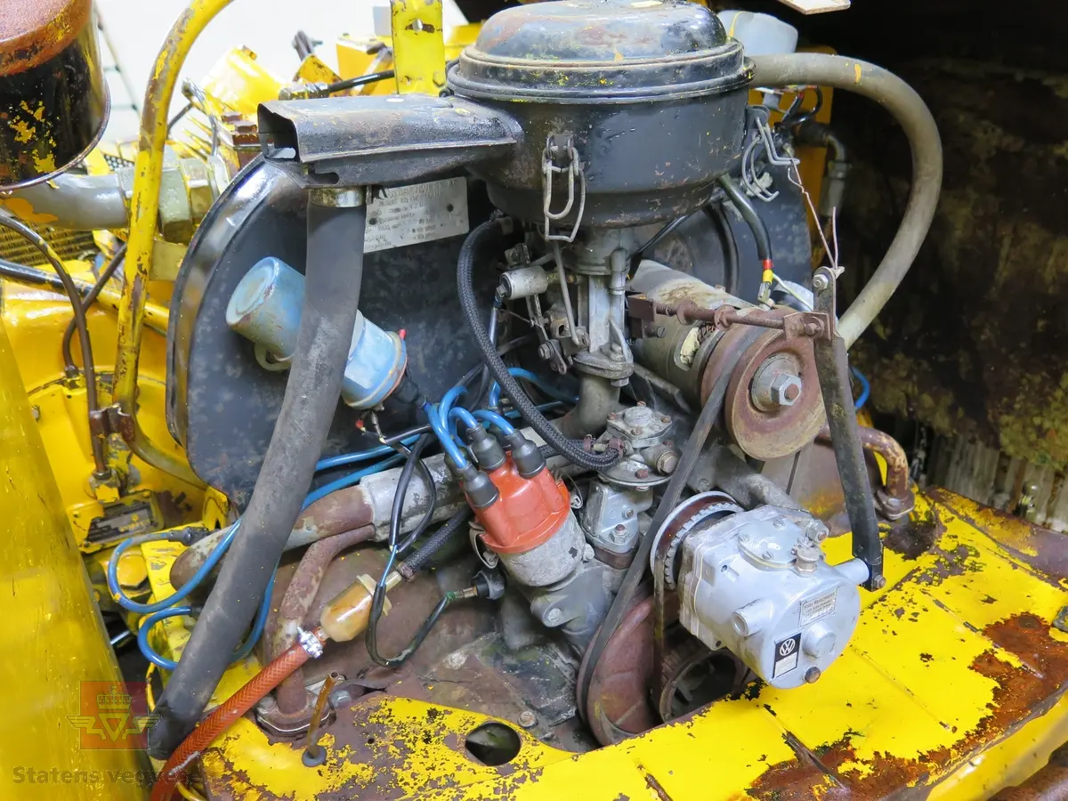 To-akslet hjulgående maskin med delvis åpen førerplass. Maskina har en 4-sylindret bensindrevet Volkswagen 1600 ccm motor av typen 126A med en effekt på 36 din hk ved 2600 omdreininger. Motornummer er 126.055909. Motoren er krafkilde både for fremdrift og sprøytekompressor. Fremdriften er trinnløs hydrostatisk (hydraulisk). Girkassen er en Getrag BY Nr. 27709. Kompressoren er av fabrikat Ingersoll Rand, type 3, modell 71T som gir 1700 liter luft i minuttet. Tre sprøytepistoler av typen 10-40. To malingsbeholdere som hver rommer 200 liter. Maskinen betjenes av to personer. Maskinen har utstyr for kantmerking og midtmerking og maskina har styring på bakhjulene og drift på framhulene. Maskinen har to trafikkskilt påskrudd på taket.