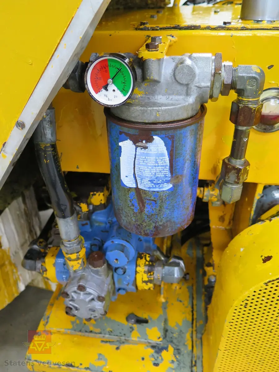 To-akslet hjulgående maskin med delvis åpen førerplass. Maskina har en 4-sylindret bensindrevet Volkswagen 1600 ccm motor av typen 126A med en effekt på 36 din hk ved 2600 omdreininger. Motornummer er 126.055909. Motoren er krafkilde både for fremdrift og sprøytekompressor. Fremdriften er trinnløs hydrostatisk (hydraulisk). Girkassen er en Getrag BY Nr. 27709. Kompressoren er av fabrikat Ingersoll Rand, type 3, modell 71T som gir 1700 liter luft i minuttet. Tre sprøytepistoler av typen 10-40. To malingsbeholdere som hver rommer 200 liter. Maskinen betjenes av to personer. Maskinen har utstyr for kantmerking og midtmerking og maskina har styring på bakhjulene og drift på framhulene. Maskinen har to trafikkskilt påskrudd på taket.