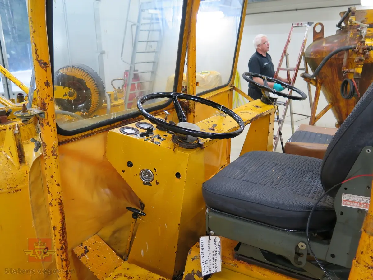 To-akslet hjulgående maskin med delvis åpen førerplass. Maskina har en 4-sylindret bensindrevet Volkswagen 1600 ccm motor av typen 126A med en effekt på 36 din hk ved 2600 omdreininger. Motornummer er 126.055909. Motoren er krafkilde både for fremdrift og sprøytekompressor. Fremdriften er trinnløs hydrostatisk (hydraulisk). Girkassen er en Getrag BY Nr. 27709. Kompressoren er av fabrikat Ingersoll Rand, type 3, modell 71T som gir 1700 liter luft i minuttet. Tre sprøytepistoler av typen 10-40. To malingsbeholdere som hver rommer 200 liter. Maskinen betjenes av to personer. Maskinen har utstyr for kantmerking og midtmerking og maskina har styring på bakhjulene og drift på framhulene. Maskinen har to trafikkskilt påskrudd på taket.