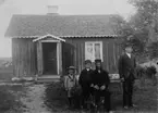 Ölanda, Starrkärr sn . Stuga med förstugukvist . Snickare Ödmans stuga. Foto: Helfrid von Schele, Kilanda