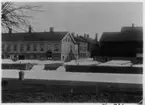 Hamnen i Vänersborg. I bakgrunden till höger synes taket till länslasarettet och kurhuset rivet år 1900