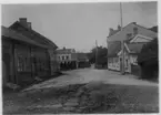 Residensgatan söder om Kungsgatan. Märk den gammaldags stenläggningen med s k borgmästarestenar,  Residensgatan 2,4,  Vänersborg