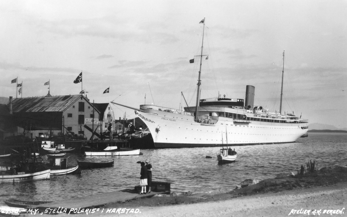 Motoryachten "Stella Polaris" ved kai Harstad. Mindre båter i forgrunnen.