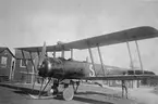 Civilt flygplan av typ Avro 504K på Malmen, 1919. Registreringsnummer S-AAD. Flygkompaniets verkstäder gjorde översyn på detta flygplan som tillhörde P 0 Herrström.