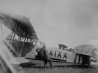 Flygaren Nils Söderberg hjälps ur flygplan Bréguet 14 B2 civilregistrerat S-AIAA av mekaniker Louis Andersson efter flygtävling vid Internationella luftfartsutställningen, ILUG i Göteborg, 1923.