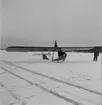 Flygning med glidflygplan G 101 vintertid år 1944. På F 2 D, Roslagens flygflottilj, vintertid. Flygplan med förare på isen.