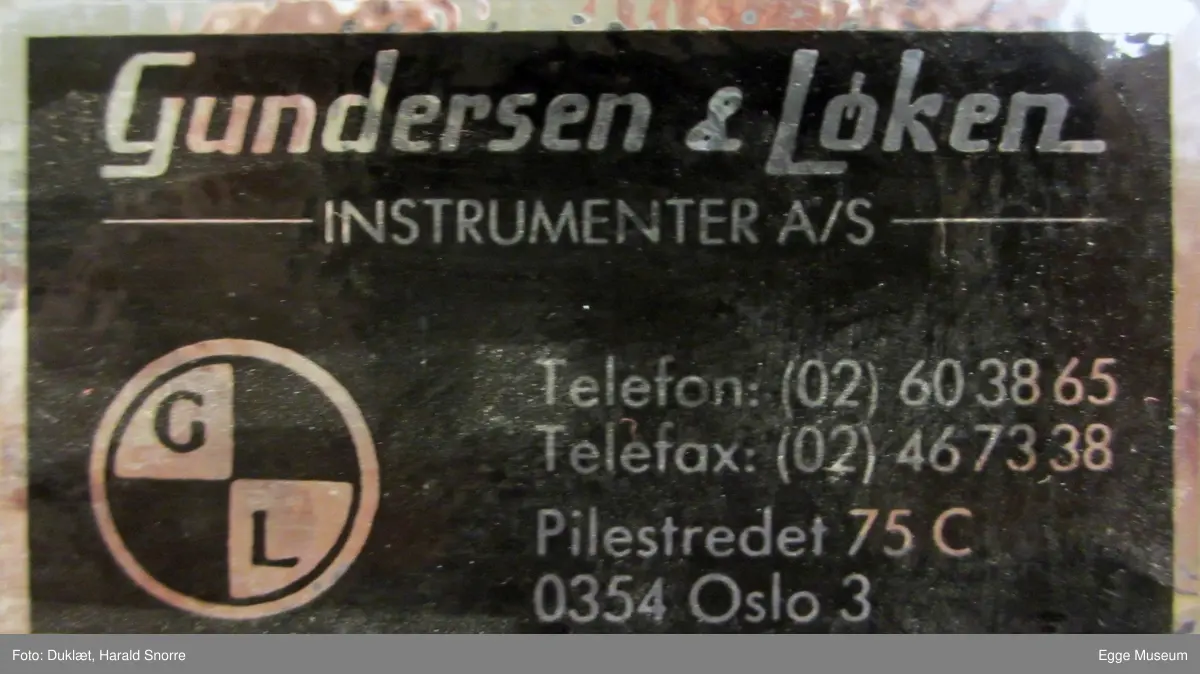 EGG.15165a. Speilstereoskop i brennlakkert metall. Stereoskopet er plassert over et stereopar av flyfoto(kontaktkopier). I stereoparet er litt over halve arealet synlig på begge bildene. Bildene er fotografert fra to forskjellige punkt med fly. Forskjellige opptakspunkt over samme område gjør at det man ser med høyre øye på høyre bilde og v. øye på v. bilde, gir et "stereoskopisk" (tredimensjonalt) bilde med høyde og relieff. Okularet over bildene forstørrer og gjør det mye lettere å lese detaljer. Stereoskopet ble brukt når det skulle gjøres terrenganalyse, så som skoginndeling, høydemåling av trær, stigning osv. (se høydemåler for stereofoto). Dette prinsippet er grunnlaget for konstruksjon av høydekurver på topografiske kart. Kunnskap om flyfoto var viktig for fagfolk i skogbruket.  På finerplata under stereoskopet er det montert et stereopar. Gjebstanden består av tre deler. Merket Topocon Corporation, Made in Japan og Gundersen og Løken, Oslo.

EGG.15165b samme som a, men med lakkert transportkasse i tre og rensebørste. Klipslås og plasthåndtak på transportkasse. Merket Topocon Tokyo Kogaku Kikai Co., Ltd, Made in Japan.  
EGG.15165c samme som b, men merket Topocon Corporation Made in Japan, M705
blastbeslag foran glass og med nøkkel til lås.

Landmåling var en svært viktig del av skogbruksutdanninga før 2. verdenskrig. Den ble mindre viktig etter krigen, da det etterhvert kom mer moderne målemetoder. Brukt i undervisninga ved Skogskolen i Steinkjer.