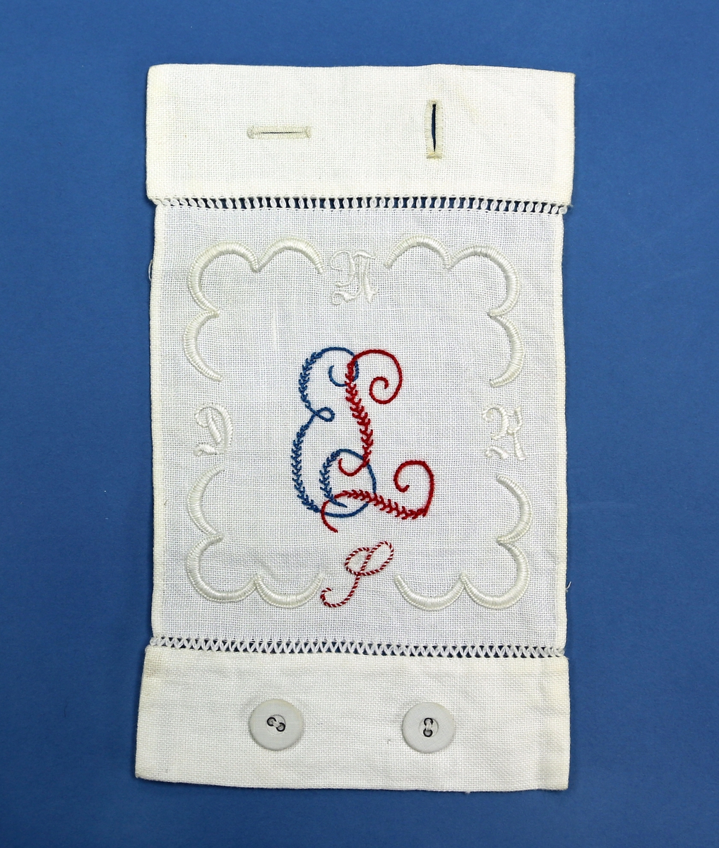 Liten avlang tøylapp, lerretsvevd, med ulike sømteknikker herunder sying av knapp