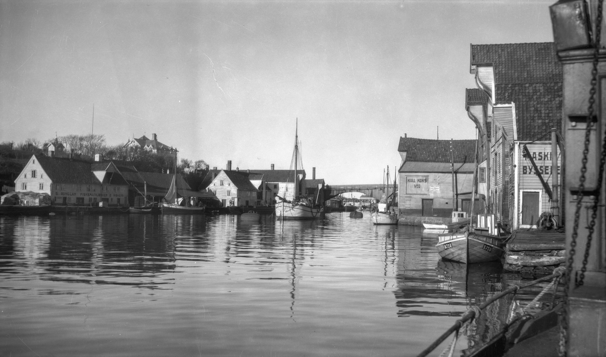 Smedasundet mot Hasseløybroen i bakgrunnen. Seilfartøy til kai og sjøhus til høyre.