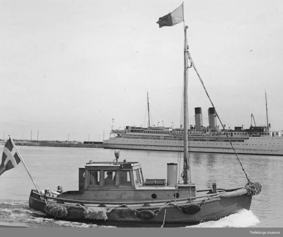 Fritidsbåt i Trelleborgs hamn. Tysklandsfärja i bakgrunden.