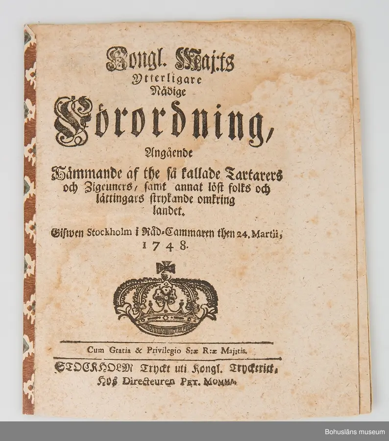 Förordning Angående hämmande af the så kallade Tartarers och Zigeuners, samt annat löst folks och lättingars ...
Sju sidor tryckt text i frakturstil. Ryggen bunden med handkolorerat papper.