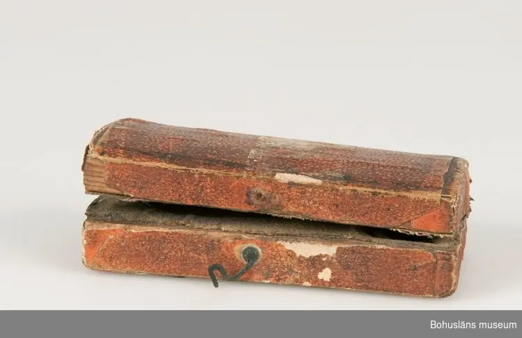 Ur handskrivna katalogen 1957-1958:
Snäppa
Snäppan a) L. 5,8 cm; mässing m. mekanismer av järn. Fodralet b) 7,2 x 3,7 x ,1 cm; trä, papper på utsid., tyg på insid. Trasigt.

Lappkatalog: 94