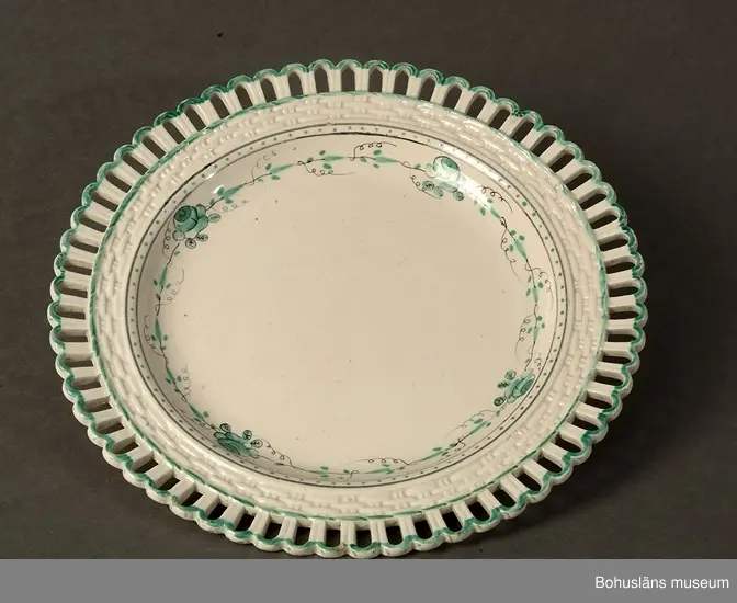 Ur servis tillverkad omkring år 1800 för hertig Karl av Södermanland, av huset Holstein-Gottorp, sedemera Karl XIII, kung av Sverige 1809-1818. Servisen gick i arv till och i familjen Bernadotte genom Karl XIV Johan till och med Gustaf V:s andre son prins Wilhelm (1884-1965). Efter prins Wilhelms död hölls auktion på Stenhammars slott i Södermanland varvid servisen jämte annat kungligt lösöre kom ut på marknaden.
Försedd med gallerkant och inpressad flätdekor på brämet som pryds av två målade gröna ränder. Runt spegelns kant målad blomranka i grönt och svart. Inpressad rak stämpelsignatur Rörstrand och drejarsignatur? v HS.