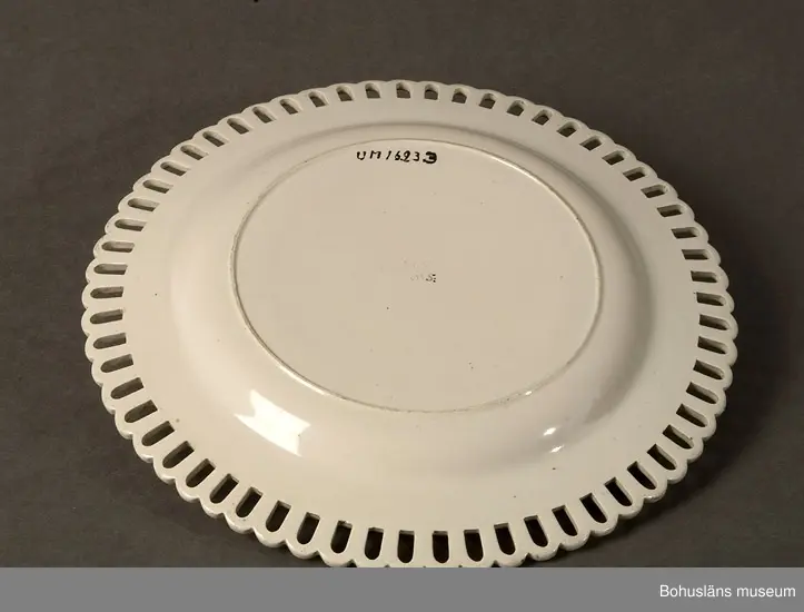 Ur servis tillverkad omkring år 1800 för hertig Karl av Södermanland, av huset Holstein-Gottorp, sedemera Karl XIII, kung av Sverige 1809-1818. Servisen gick i arv till och i familjen Bernadotte genom Karl XIV Johan till och med Gustaf V:s andre son prins Wilhelm (1884-1965). Efter prins Wilhelms död hölls auktion på Stenhammars slott i Södermanland varvid servisen jämte annat kungligt lösöre kom ut på marknaden.
Försedd med gallerkant och inpressad flätdekor på brämet som pryds av två målade gröna ränder. Runt spegelns kant målad blomranka i grönt och svart. Inpressad rak stämpelsignatur Rörstrand och drejarsignatur? v HS.