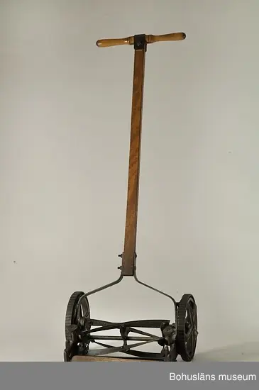 471 Tillverkningstid 1930-TAL

Gräsklippare med handtag i trä. Metallhjul. 
Märke "Norrahammar".