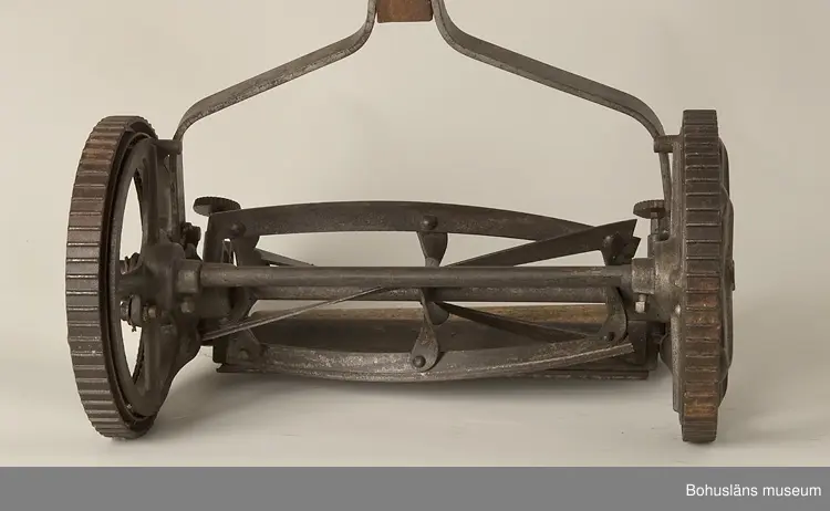 471 Tillverkningstid 1930-TAL

Gräsklippare med handtag i trä. Metallhjul. 
Märke "Norrahammar".