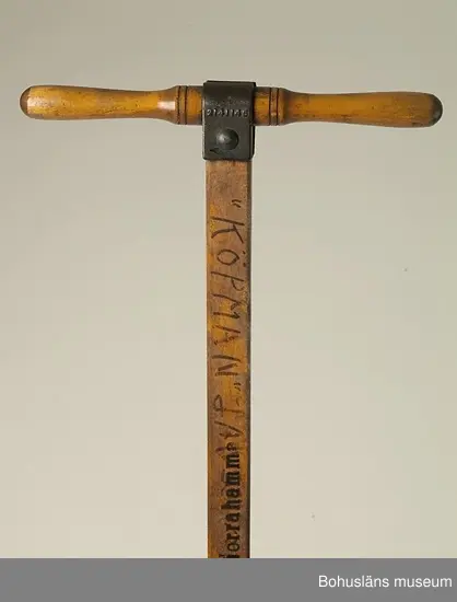 471 Tillverkningstid 1930-TAL

Gräsklippare med handtag i trä. Metallhjul. 
Märke "Norrahammar".
