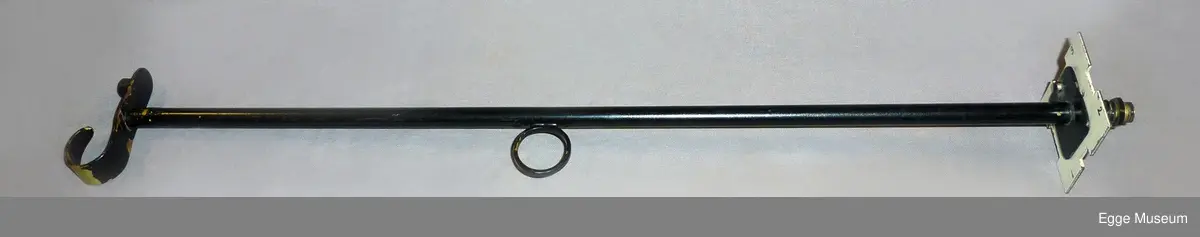 Diopterrelaskop produsert lokalt i svartmalt messing. Relaskopet består av en ca 50 cm lang messingstang, påmontert firkantet messingplate med fire forskjellige spalter. Platen er fjærbelastet og kan dreies rundt. Midt på stangen er det montert en ring for grep. I andre enden en messingplate med krok (J-formet) for grep. Over dette siktehull (diopter). Svartlakkert.
Med relaskopet følger hovedoppgave om reloskopet av Jørn Kjersheim 3.6.1981.

Diopterrelaskopet har et lite hull, diopter som gjør at en får skarpere dybdesyn. Man siktet gjennom diopteret og spalten som finnes på den hvite platen, vendt mot skogen. Alle trær som fyller spalte nr. 1 helt eller mer, teller som 1m2/hektar. Relaskopet har fire forskjellige spalter i platen. Platen kan dreied rundt. 
Instrumentet ble konstruert av skogskoleelev Jørn Kjersheim 1981/82(?) i samarbeid med Asbjørn Kjellsen. Den ble produsert i 2-300 eksemplarer av et verksted i Trondheim. Den ga et bedre og nøyaktigere resultat enn vanlig brukte kjederelaskoper, som ikke har diopter. Diopterrelaskopet er ikke kjent fra andre produsenter eller fagmiljøer i skog. 

Relaskopet brukes til måling av bestandens grunnflatesum i m2/hektar i tømmerskog. Grunnflatesummen er summen av alle enkelttrærnes sirkelflate 1,3 meter over bakken (brysthøgde). Dette sammen med gjenomsnittshøyden gir grunnlag for enkel beregning av stående tømmervolum.