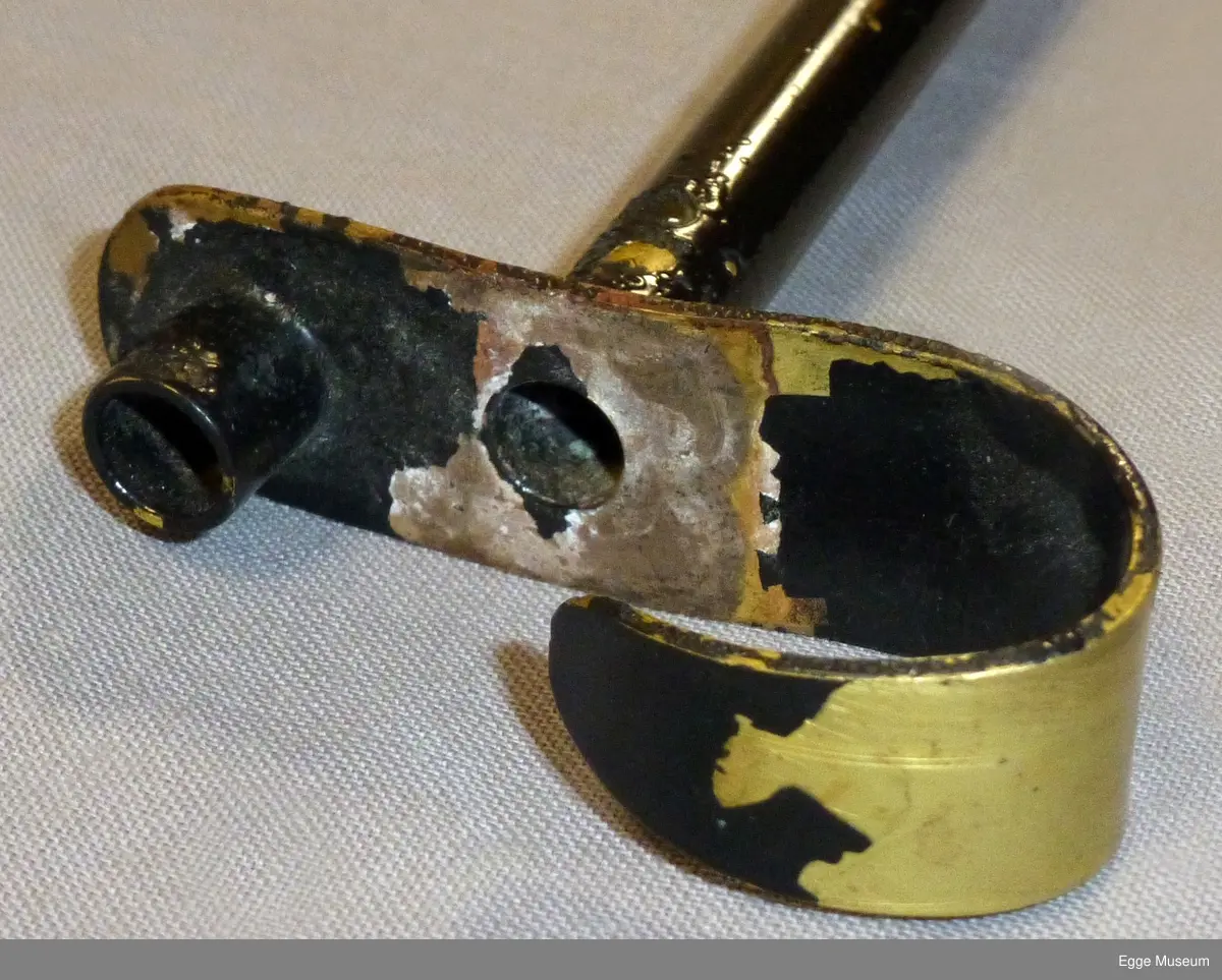 Diopterrelaskop produsert lokalt i svartmalt messing. Relaskopet består av en ca 50 cm lang messingstang, påmontert firkantet messingplate med fire forskjellige spalter. Platen er fjærbelastet og kan dreies rundt. Midt på stangen er det montert en ring for grep. I andre enden en messingplate med krok (J-formet) for grep. Over dette siktehull (diopter). Svartlakkert.
Med relaskopet følger hovedoppgave om reloskopet av Jørn Kjersheim 3.6.1981.

Diopterrelaskopet har et lite hull, diopter som gjør at en får skarpere dybdesyn. Man siktet gjennom diopteret og spalten som finnes på den hvite platen, vendt mot skogen. Alle trær som fyller spalte nr. 1 helt eller mer, teller som 1m2/hektar. Relaskopet har fire forskjellige spalter i platen. Platen kan dreied rundt. 
Instrumentet ble konstruert av skogskoleelev Jørn Kjersheim 1981/82(?) i samarbeid med Asbjørn Kjellsen. Den ble produsert i 2-300 eksemplarer av et verksted i Trondheim. Den ga et bedre og nøyaktigere resultat enn vanlig brukte kjederelaskoper, som ikke har diopter. Diopterrelaskopet er ikke kjent fra andre produsenter eller fagmiljøer i skog. 

Relaskopet brukes til måling av bestandens grunnflatesum i m2/hektar i tømmerskog. Grunnflatesummen er summen av alle enkelttrærnes sirkelflate 1,3 meter over bakken (brysthøgde). Dette sammen med gjenomsnittshøyden gir grunnlag for enkel beregning av stående tømmervolum.
