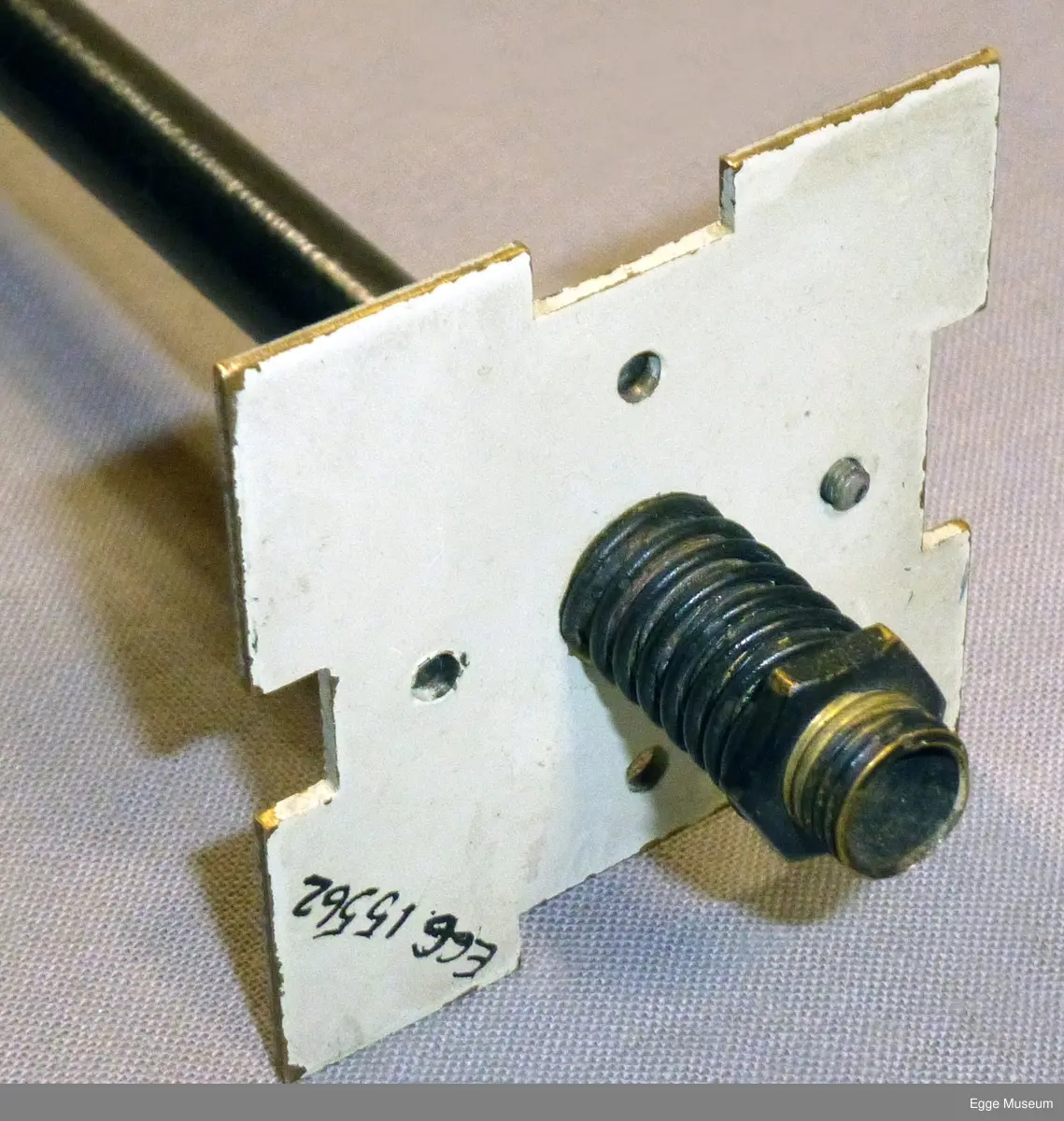 Diopterrelaskop produsert lokalt i svartmalt messing. Relaskopet består av en ca 50 cm lang messingstang, påmontert firkantet messingplate med fire forskjellige spalter. Platen er fjærbelastet og kan dreies rundt. Midt på stangen er det montert en ring for grep. I andre enden en messingplate med krok (J-formet) for grep. Over dette siktehull (diopter). Svartlakkert.
Med relaskopet følger hovedoppgave om reloskopet av Jørn Kjersheim 3.6.1981.

Diopterrelaskopet har et lite hull, diopter som gjør at en får skarpere dybdesyn. Man siktet gjennom diopteret og spalten som finnes på den hvite platen, vendt mot skogen. Alle trær som fyller spalte nr. 1 helt eller mer, teller som 1m2/hektar. Relaskopet har fire forskjellige spalter i platen. Platen kan dreied rundt. 
Instrumentet ble konstruert av skogskoleelev Jørn Kjersheim 1981/82(?) i samarbeid med Asbjørn Kjellsen. Den ble produsert i 2-300 eksemplarer av et verksted i Trondheim. Den ga et bedre og nøyaktigere resultat enn vanlig brukte kjederelaskoper, som ikke har diopter. Diopterrelaskopet er ikke kjent fra andre produsenter eller fagmiljøer i skog. 

Relaskopet brukes til måling av bestandens grunnflatesum i m2/hektar i tømmerskog. Grunnflatesummen er summen av alle enkelttrærnes sirkelflate 1,3 meter over bakken (brysthøgde). Dette sammen med gjenomsnittshøyden gir grunnlag for enkel beregning av stående tømmervolum.