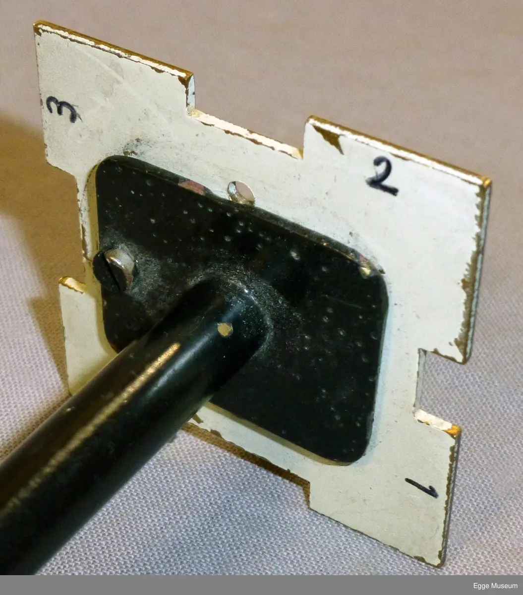 Diopterrelaskop produsert lokalt i svartmalt messing. Relaskopet består av en ca 50 cm lang messingstang, påmontert firkantet messingplate med fire forskjellige spalter. Platen er fjærbelastet og kan dreies rundt. Midt på stangen er det montert en ring for grep. I andre enden en messingplate med krok (J-formet) for grep. Over dette siktehull (diopter). Svartlakkert.
Med relaskopet følger hovedoppgave om reloskopet av Jørn Kjersheim 3.6.1981.

Diopterrelaskopet har et lite hull, diopter som gjør at en får skarpere dybdesyn. Man siktet gjennom diopteret og spalten som finnes på den hvite platen, vendt mot skogen. Alle trær som fyller spalte nr. 1 helt eller mer, teller som 1m2/hektar. Relaskopet har fire forskjellige spalter i platen. Platen kan dreied rundt. 
Instrumentet ble konstruert av skogskoleelev Jørn Kjersheim 1981/82(?) i samarbeid med Asbjørn Kjellsen. Den ble produsert i 2-300 eksemplarer av et verksted i Trondheim. Den ga et bedre og nøyaktigere resultat enn vanlig brukte kjederelaskoper, som ikke har diopter. Diopterrelaskopet er ikke kjent fra andre produsenter eller fagmiljøer i skog. 

Relaskopet brukes til måling av bestandens grunnflatesum i m2/hektar i tømmerskog. Grunnflatesummen er summen av alle enkelttrærnes sirkelflate 1,3 meter over bakken (brysthøgde). Dette sammen med gjenomsnittshøyden gir grunnlag for enkel beregning av stående tømmervolum.