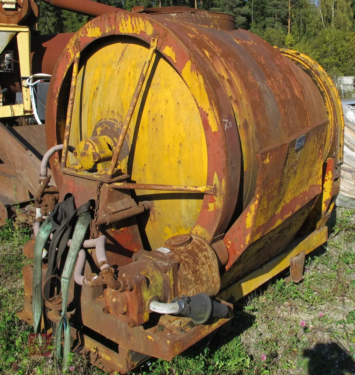 Skinnegående roterende betongtrommel med sporvidde 60 centimeter. Akselavstand er 100 centimeter. Gul og rød farge samt brunfarge grunnet rust. Utstyret har merking fra produsent.