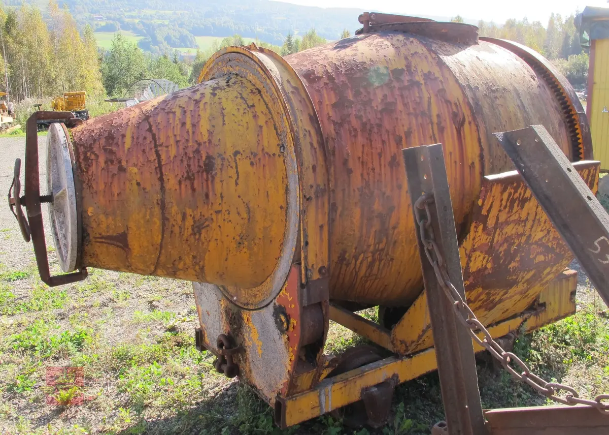 Skinnegående roterende betongtrommel med sporvidde 60 centimeter. Akselavstand er 100 centimeter. Gul og rød farge samt brunfarge grunnet rust. Utstyret har merking fra produsent.