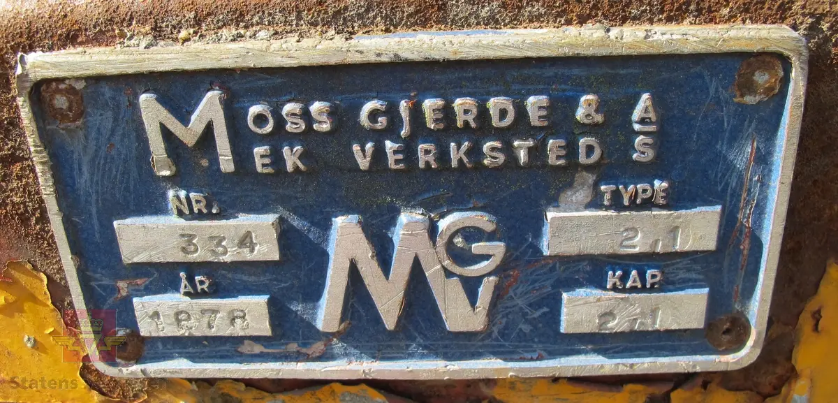 Skinnegående roterende betongtrommel med sporvidde 60 centimeter. Akselavstand er 100 centimeter. Gul og rød farge samt brunfarge grunnet rust. Utstyret har merking fra produsent.