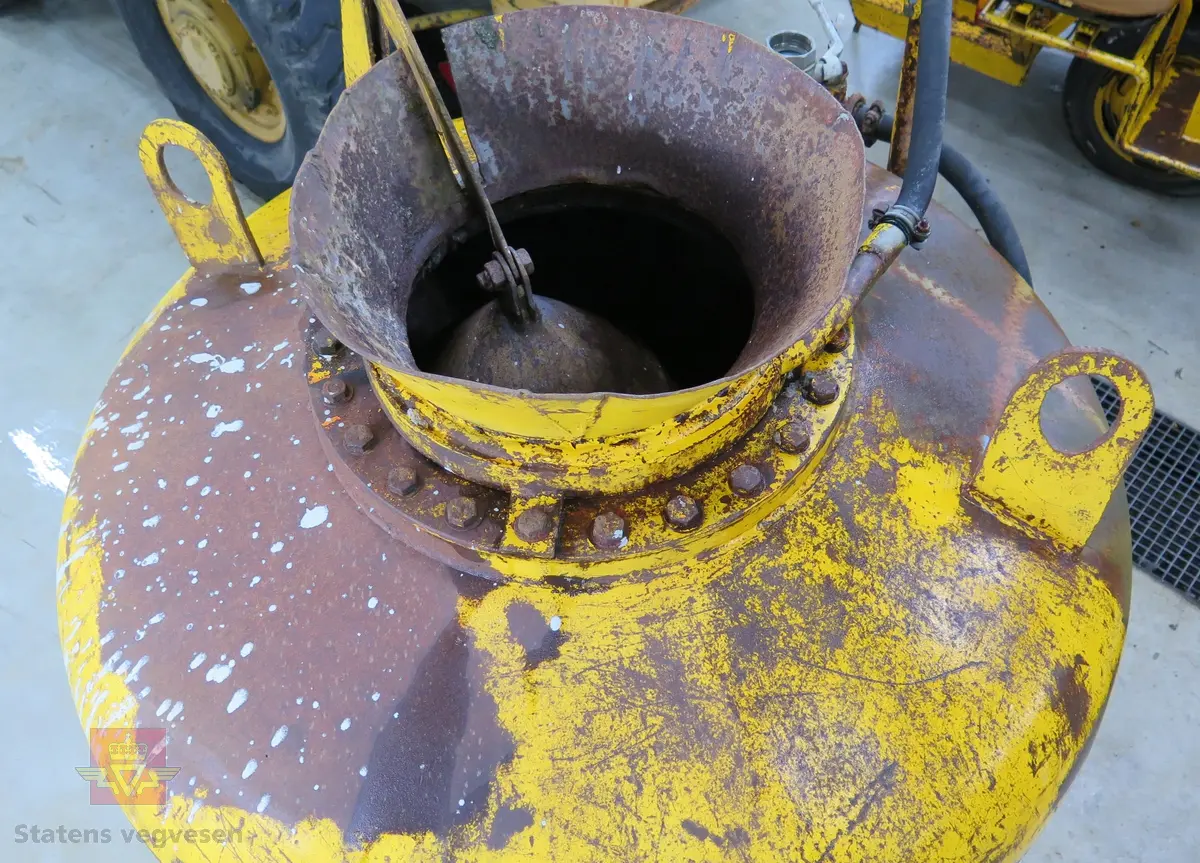Kjegleformet trakt på stativ. Pumpekammeret fylles med betong gjennom toppåpningen. Når den er full stenges toppen manuelt med et lokk utformet som en kule på en vektstang. Ventiler for fylling av luft er plassert nede på kjeglen og betongen går ut gjennom et rør i bunnen. Utstyret har "ører" for å kunne heises.
