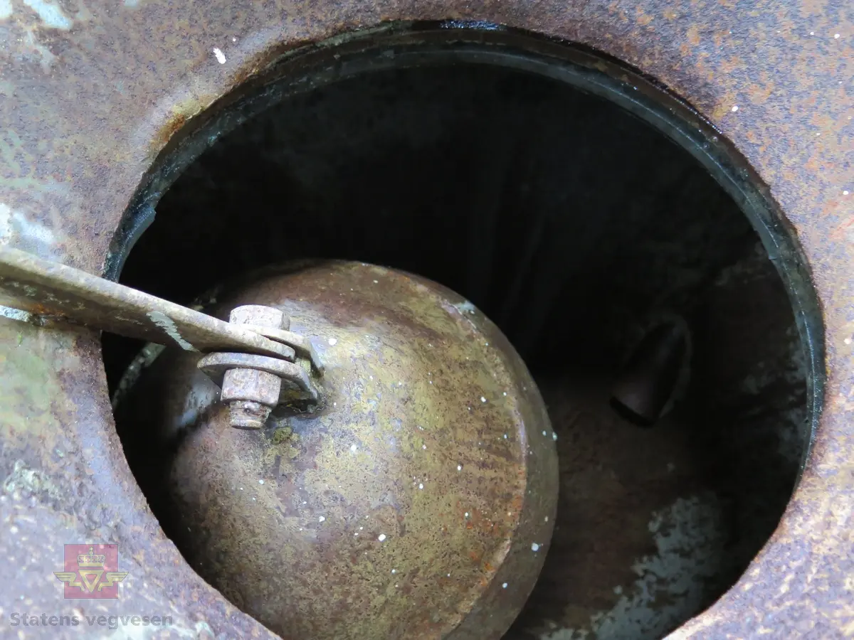 Kjegleformet trakt på stativ. Pumpekammeret fylles med betong gjennom toppåpningen. Når den er full stenges toppen manuelt med et lokk utformet som en kule på en vektstang. Ventiler for fylling av luft er plassert nede på kjeglen og betongen går ut gjennom et rør i bunnen. Utstyret har "ører" for å kunne heises.