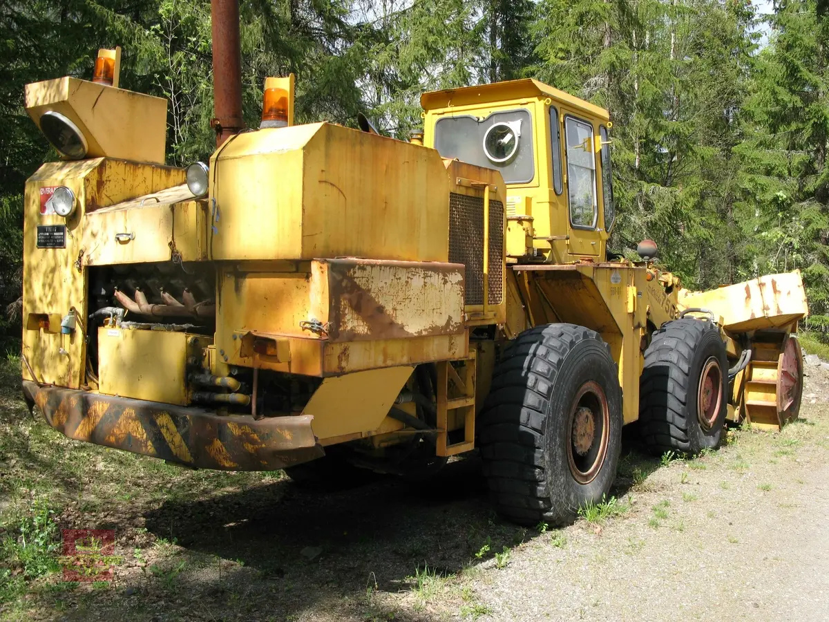 Michigan 75B hjullaster med VIKING type TV 120 130 400 S freseaggregat. Snøfreser montert på hjullaster med 4 hjul. Hovedfarge er gul. Motoren i lasteren er en dieseldrevet Cummins V8, type V 504C 210, som yter 171 Hk. Motoren som driver fresen er en dieseldrevet Scania V8, type DS14 som yter ca. 400 Hk. Freseren er lagd slik at den har hydrostatisk kraftoverføring mellom Scaniamotor og freseraggregat. Motoren er plassert bak på maskina slik at der er lange slanger mellom den og aggregatet som sitter foran på maskina.