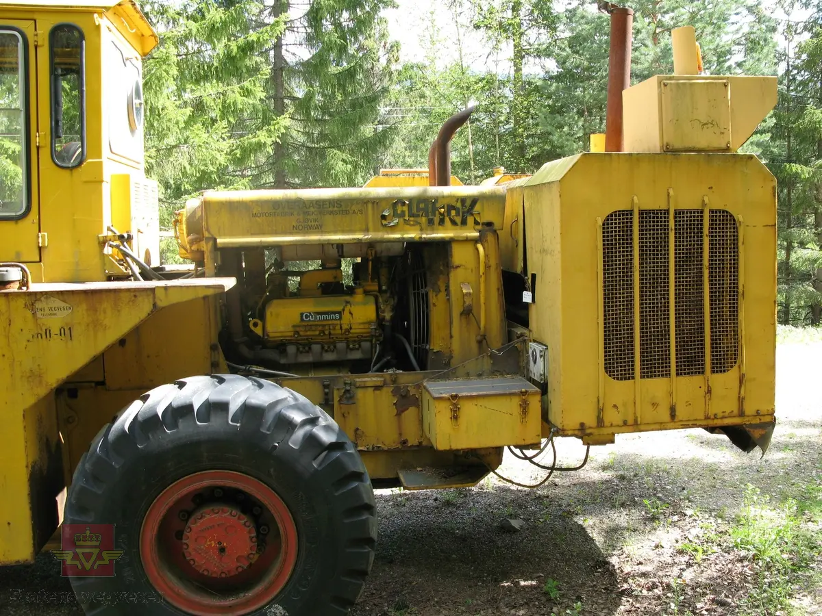 Michigan 75B hjullaster med VIKING type TV 120 130 400 S freseaggregat. Snøfreser montert på hjullaster med 4 hjul. Hovedfarge er gul. Motoren i lasteren er en dieseldrevet Cummins V8, type V 504C 210, som yter 171 Hk. Motoren som driver fresen er en dieseldrevet Scania V8, type DS14 som yter ca. 400 Hk. Freseren er lagd slik at den har hydrostatisk kraftoverføring mellom Scaniamotor og freseraggregat. Motoren er plassert bak på maskina slik at der er lange slanger mellom den og aggregatet som sitter foran på maskina.