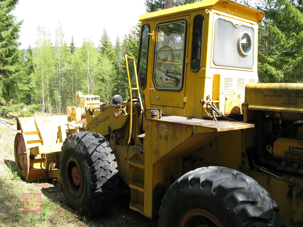 Michigan 75B hjullaster med VIKING type TV 120 130 400 S freseaggregat. Snøfreser montert på hjullaster med 4 hjul. Hovedfarge er gul. Motoren i lasteren er en dieseldrevet Cummins V8, type V 504C 210, som yter 171 Hk. Motoren som driver fresen er en dieseldrevet Scania V8, type DS14 som yter ca. 400 Hk. Freseren er lagd slik at den har hydrostatisk kraftoverføring mellom Scaniamotor og freseraggregat. Motoren er plassert bak på maskina slik at der er lange slanger mellom den og aggregatet som sitter foran på maskina.