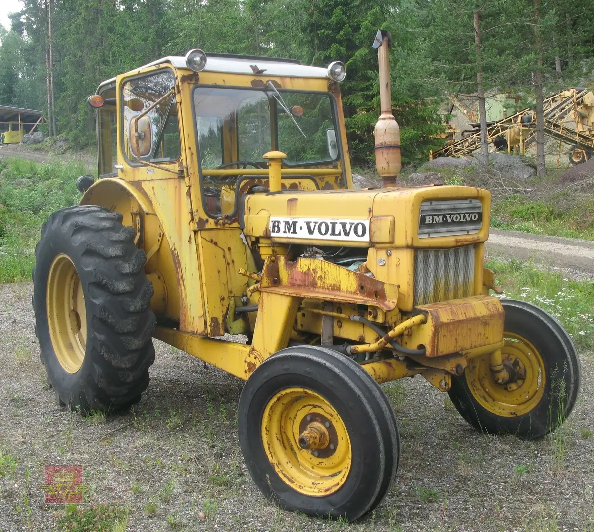 BM Volvo 600. Traktor  med 4 hjul, gul og hvit er hovedfarger. Hytte med glass og takluke. Merking fra produsentene. Motoren er en BM 1113A, 3-sylindret 4-takts dieselmotor med 62 Hk DIN ytelse. Girkassen har 10 gir fremover og 2 gir bakover. Mekanisk styring.