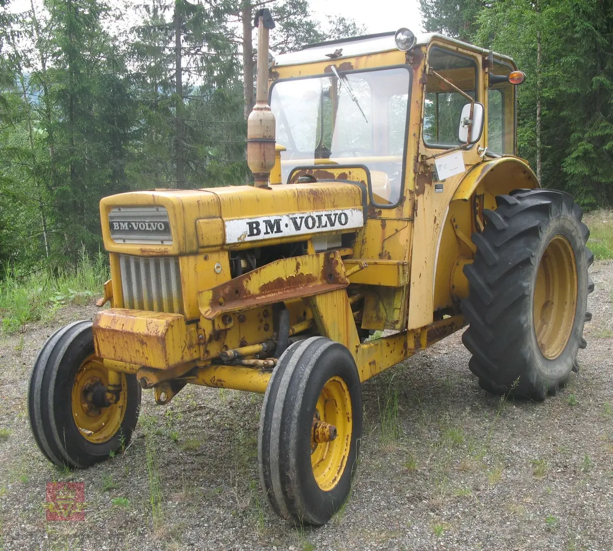 BM Volvo 600. Traktor  med 4 hjul, gul og hvit er hovedfarger. Hytte med glass og takluke. Merking fra produsentene. Motoren er en BM 1113A, 3-sylindret 4-takts dieselmotor med 62 Hk DIN ytelse. Girkassen har 10 gir fremover og 2 gir bakover. Mekanisk styring.