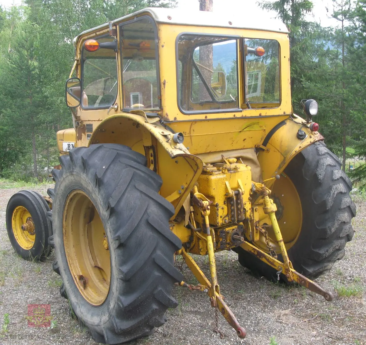 BM Volvo 600. Traktor  med 4 hjul, gul og hvit er hovedfarger. Hytte med glass og takluke. Merking fra produsentene. Motoren er en BM 1113A, 3-sylindret 4-takts dieselmotor med 62 Hk DIN ytelse. Girkassen har 10 gir fremover og 2 gir bakover. Mekanisk styring.
