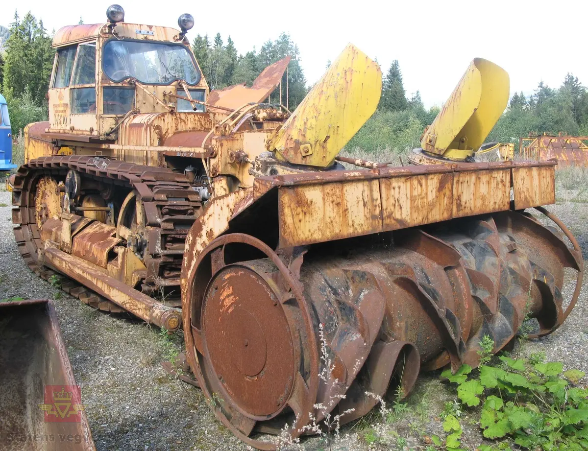 Gul beltegående snøfreser, (trommelfreser type Viking PEX 1000, løpe nummer 8537), med førerhus.  Utgangspunktet for denne freseren er en 1958 modell Fordson New Major L-17 traktor med en 4-sylindret Fordson dieselmotor, (for framdrift), med en effekt på 39, 4hk. Maskina har en hjelpemotor montert bak for å dra freseren. Hjelpemotoren er en to-takt Ford 6-syl dieselmotor. Denne  motoren er av typen AD6, som trolig yter ca 85 hk. Merking fra produsenter og bruker.

