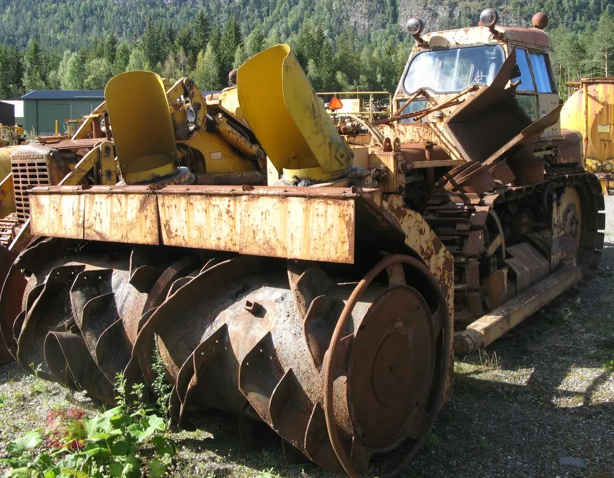 Gul beltegående snøfreser, (trommelfreser type Viking PEX 1000, løpe nummer 8537), med førerhus.  Utgangspunktet for denne freseren er en 1958 modell Fordson New Major L-17 traktor med en 4-sylindret Fordson dieselmotor, (for framdrift), med en effekt på 39, 4hk. Maskina har en hjelpemotor montert bak for å dra freseren. Hjelpemotoren er en to-takt Ford 6-syl dieselmotor. Denne  motoren er av typen AD6, som trolig yter ca 85 hk. Merking fra produsenter og bruker.
