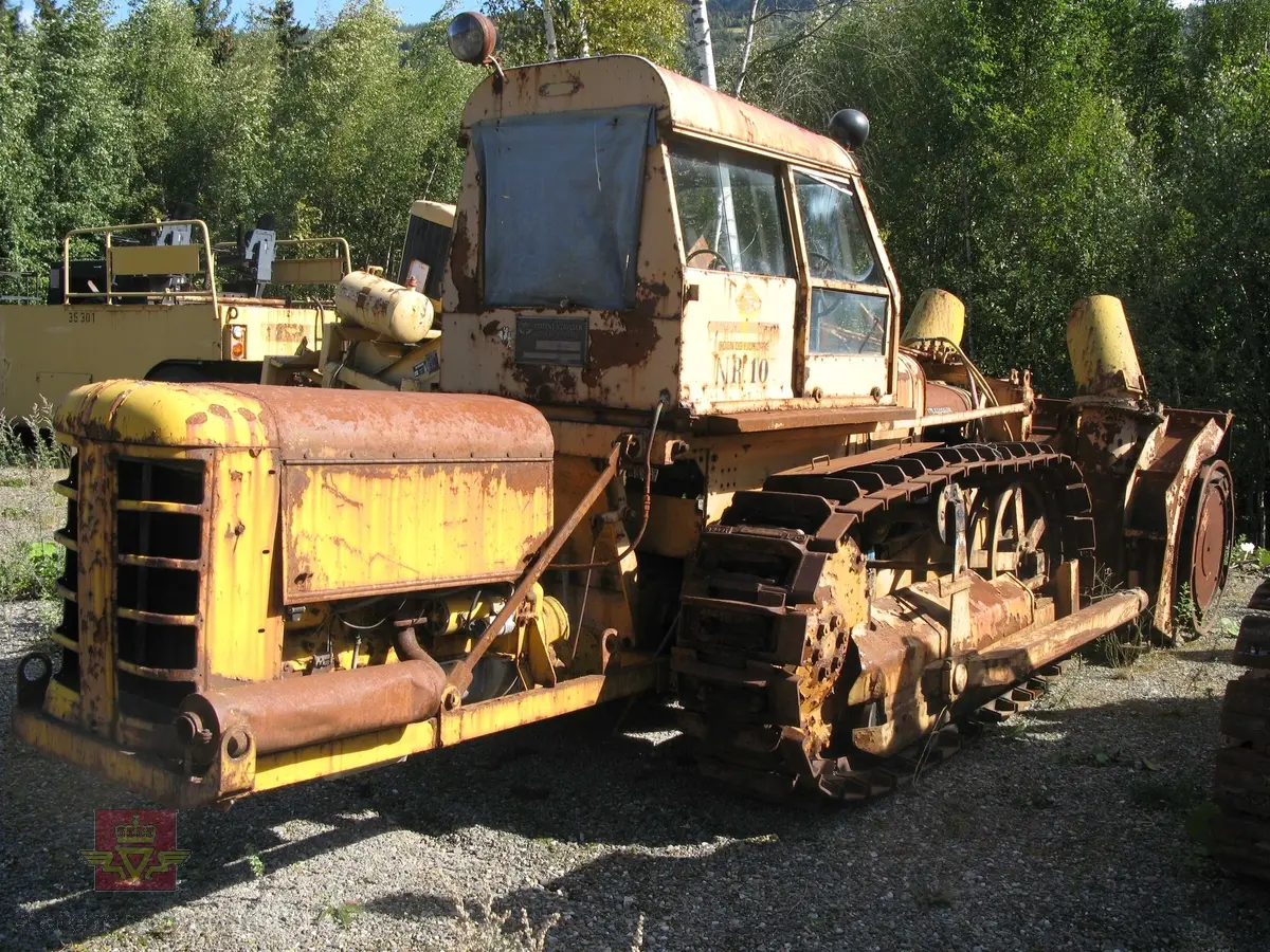 Gul beltegående snøfreser, (trommelfreser type Viking PEX 1000, løpe nummer 8537), med førerhus.  Utgangspunktet for denne freseren er en 1958 modell Fordson New Major L-17 traktor med en 4-sylindret Fordson dieselmotor, (for framdrift), med en effekt på 39, 4hk. Maskina har en hjelpemotor montert bak for å dra freseren. Hjelpemotoren er en to-takt Ford 6-syl dieselmotor. Denne  motoren er av typen AD6, som trolig yter ca 85 hk. Merking fra produsenter og bruker.
