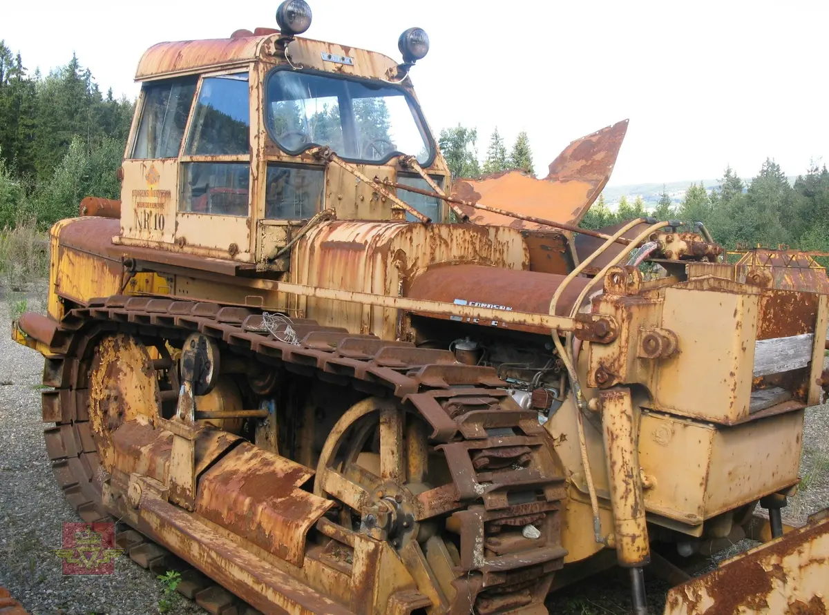 Gul beltegående snøfreser, (trommelfreser type Viking PEX 1000, løpe nummer 8537), med førerhus.  Utgangspunktet for denne freseren er en 1958 modell Fordson New Major L-17 traktor med en 4-sylindret Fordson dieselmotor, (for framdrift), med en effekt på 39, 4hk. Maskina har en hjelpemotor montert bak for å dra freseren. Hjelpemotoren er en to-takt Ford 6-syl dieselmotor. Denne  motoren er av typen AD6, som trolig yter ca 85 hk. Merking fra produsenter og bruker.
