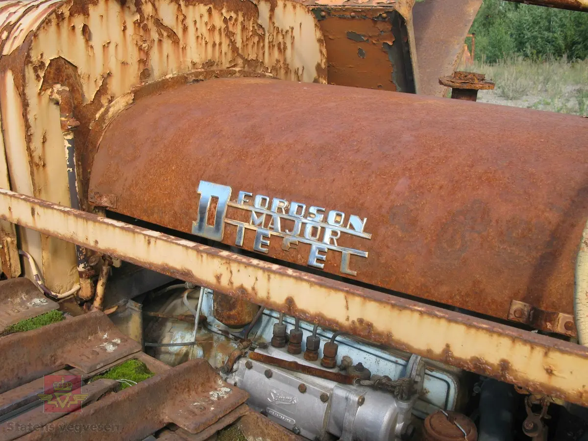 Gul beltegående snøfreser, (trommelfreser type Viking PEX 1000, løpe nummer 8537), med førerhus.  Utgangspunktet for denne freseren er en 1958 modell Fordson New Major L-17 traktor med en 4-sylindret Fordson dieselmotor, (for framdrift), med en effekt på 39, 4hk. Maskina har en hjelpemotor montert bak for å dra freseren. Hjelpemotoren er en to-takt Ford 6-syl dieselmotor. Denne  motoren er av typen AD6, som trolig yter ca 85 hk. Merking fra produsenter og bruker.
