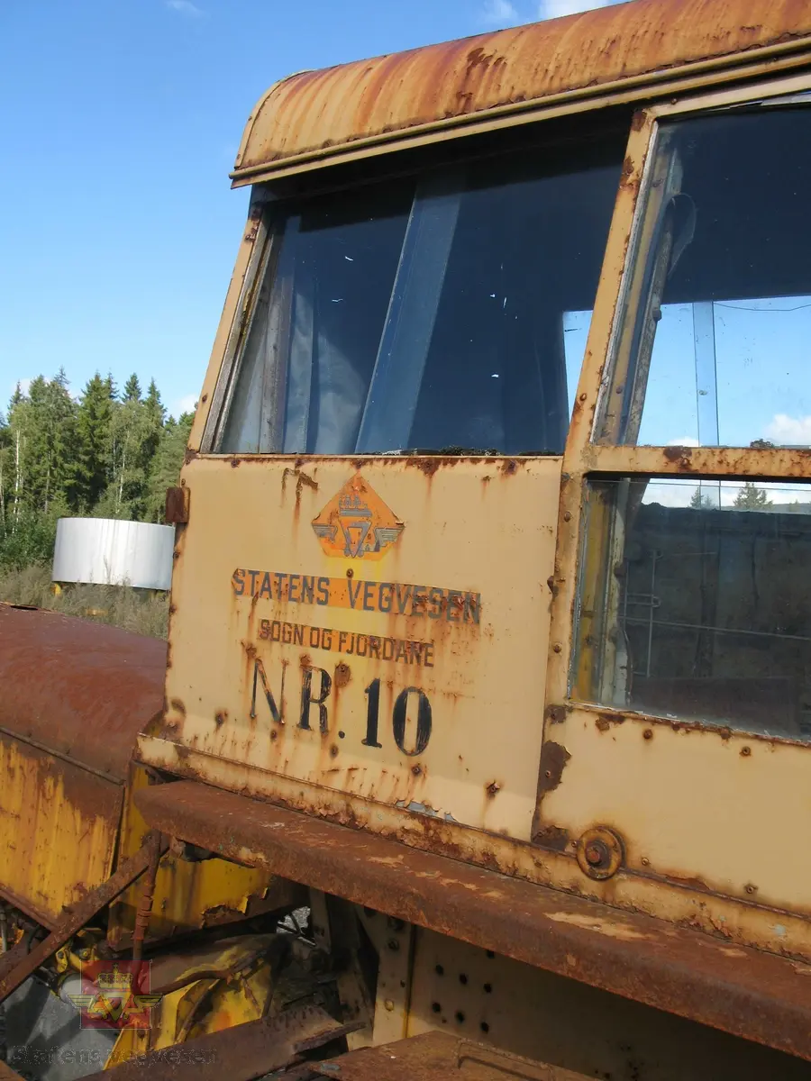 Gul beltegående snøfreser, (trommelfreser type Viking PEX 1000, løpe nummer 8537), med førerhus.  Utgangspunktet for denne freseren er en 1958 modell Fordson New Major L-17 traktor med en 4-sylindret Fordson dieselmotor, (for framdrift), med en effekt på 39, 4hk. Maskina har en hjelpemotor montert bak for å dra freseren. Hjelpemotoren er en to-takt Ford 6-syl dieselmotor. Denne  motoren er av typen AD6, som trolig yter ca 85 hk. Merking fra produsenter og bruker.
