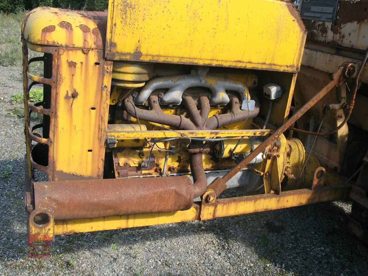 Gul beltegående snøfreser, (trommelfreser type Viking PEX 1000, løpe nummer 8537), med førerhus.  Utgangspunktet for denne freseren er en 1958 modell Fordson New Major L-17 traktor med en 4-sylindret Fordson dieselmotor, (for framdrift), med en effekt på 39, 4hk. Maskina har en hjelpemotor montert bak for å dra freseren. Hjelpemotoren er en to-takt Ford 6-syl dieselmotor. Denne  motoren er av typen AD6, som trolig yter ca 85 hk. Merking fra produsenter og bruker.

