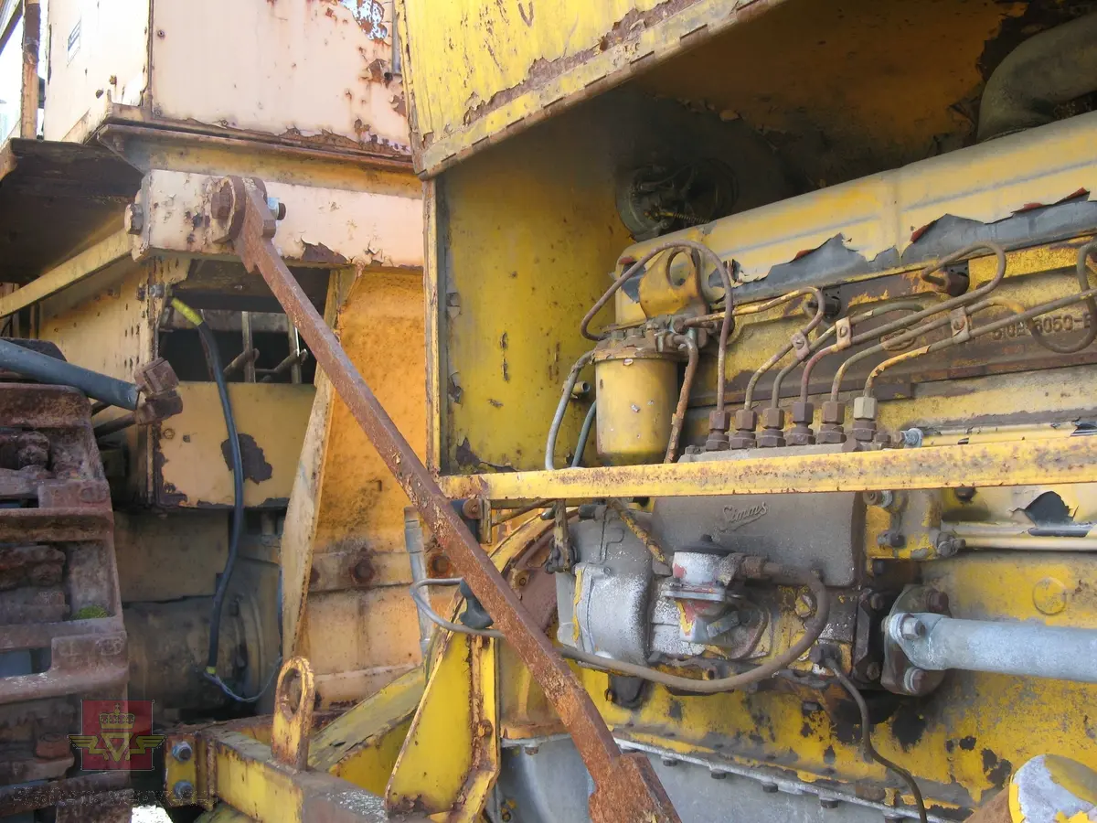 Gul beltegående snøfreser, (trommelfreser type Viking PEX 1000, løpe nummer 8537), med førerhus.  Utgangspunktet for denne freseren er en 1958 modell Fordson New Major L-17 traktor med en 4-sylindret Fordson dieselmotor, (for framdrift), med en effekt på 39, 4hk. Maskina har en hjelpemotor montert bak for å dra freseren. Hjelpemotoren er en to-takt Ford 6-syl dieselmotor. Denne  motoren er av typen AD6, som trolig yter ca 85 hk. Merking fra produsenter og bruker.
