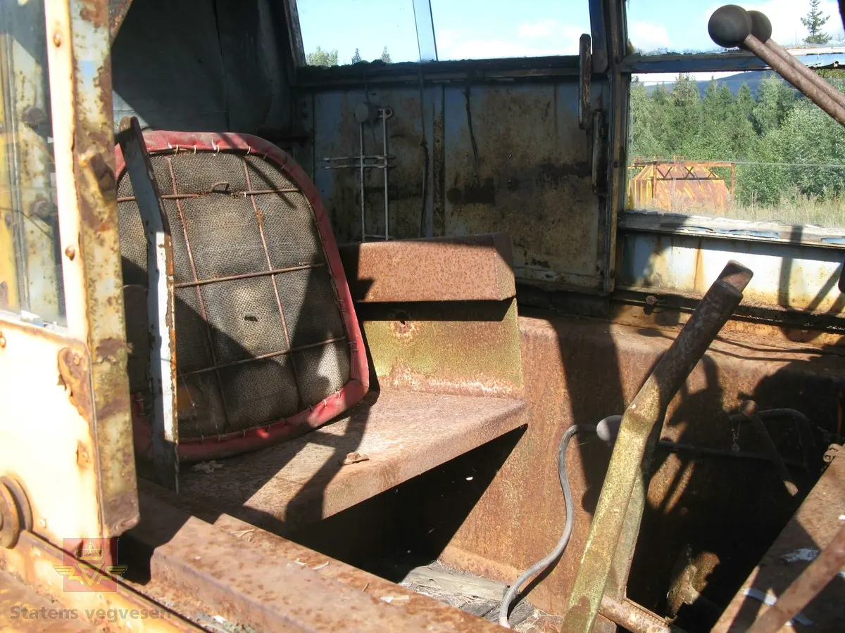 Gul beltegående snøfreser, (trommelfreser type Viking PEX 1000, løpe nummer 8537), med førerhus.  Utgangspunktet for denne freseren er en 1958 modell Fordson New Major L-17 traktor med en 4-sylindret Fordson dieselmotor, (for framdrift), med en effekt på 39, 4hk. Maskina har en hjelpemotor montert bak for å dra freseren. Hjelpemotoren er en to-takt Ford 6-syl dieselmotor. Denne  motoren er av typen AD6, som trolig yter ca 85 hk. Merking fra produsenter og bruker.
