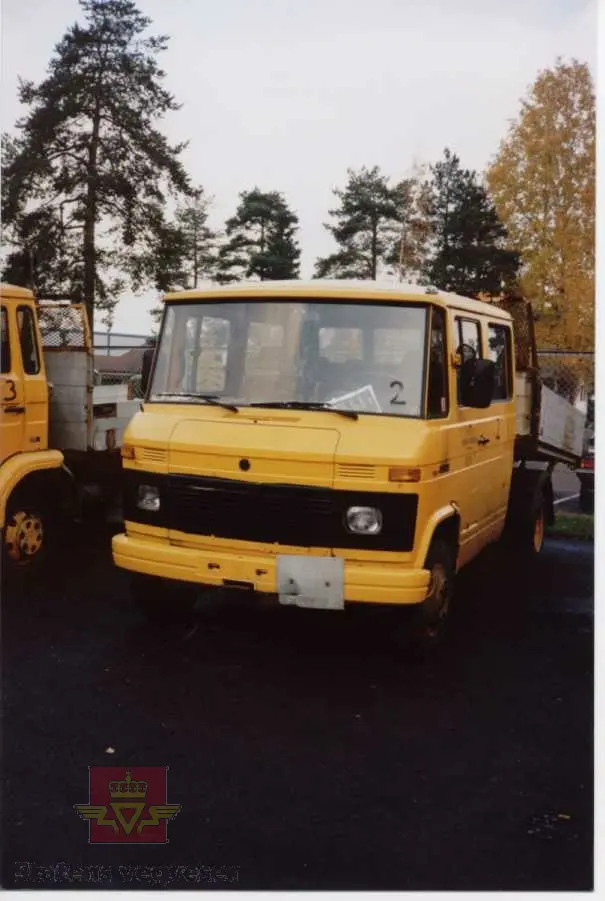 Gul lastebil med svart interiør og sølv/grå plan. Gule felger. Bilen har hytte med dobbel cabin. Lastebilen har en dieseldrevet 4-sylindret motor med et volum på 3973 kubikkcentimeter og en ytelse på 84 Hk. Merking fra produsent og fra SVV.