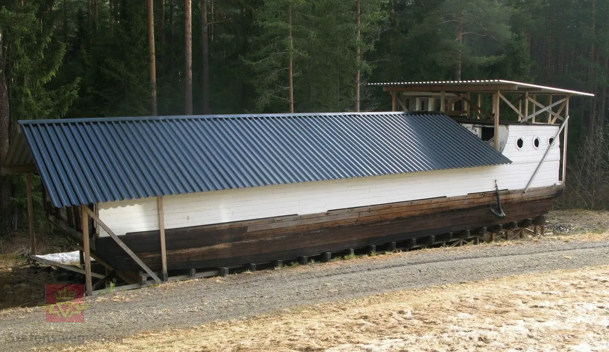 Treferje, impregnert med bernakre-kreosot, (mørk farge), til litt over vannlinja. Hvitt overbygg. Motoren er en dieseldrevet Fordson Major stasjonærmotor m/hekkaggregat, som yter ca. 50 Hk.